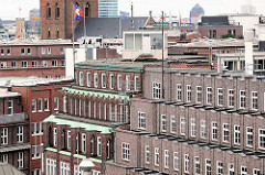 Dächer und Backsteinfassaden im Kontorhausviertel Hamburgs - lks. im Hintergrund der ehem. Wasserturm an der Sternschanze.