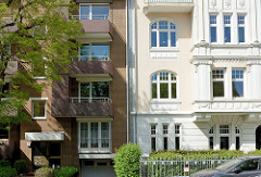 Unterschiedliche Architekturstile in Hamburg Hohenfelde - Baustil der Gründerzeit mit Stuckelementen und Architektur der 1950er Jahre, gelbe Klinkerfassade.