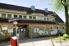 Eingangsgebäude Fussballplatz / Sportplatz am Sportplatzring in Hamburg Stellinen.