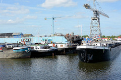 Binnenschiffe im Harburger Hafen - Werftkran.