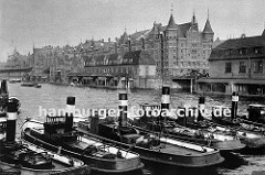 Schlepper liegen unter Dampf im Zollkanal - am Kai der Grenze zum Hamburger Freihafen liegen Zollgebäude mit Pontons.