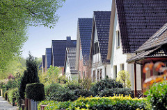 Einzelhäuser mit Satteldach / Spitzdach - Vogt- Kölln-Strasse in Hamburg Stellingen.