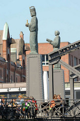 Skulpturen St. Ansgar und Barbarossa des Bildhauers Jörg Plickat auf der Speicherstadtseite der Brooksbrücke, die über den Zollkanal führt.