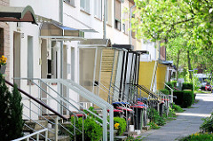 Hauseingänge mit Windfang und Regenschutz; Eingang mit Regendach - Reihenhäuser im Stellinger Steindamm, Bezirk Hamburg Eimsbüttel.