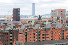 Blick über die Dächer der Speicherstadt in der Hamburger Hafencity - historisch Industriearchitektur und moderne Bürogebäude / Wohntürme, Hochhäuser - Schornsteine vom Kraftwerk Hafencity.