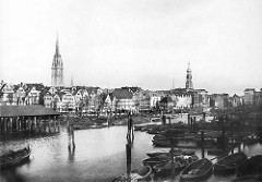 Historische Ansicht vom Hamburger Binnenhafe - im Hintergrund Wohnhäuser an den Kajen und Kirchtum der Nikolaikirche.