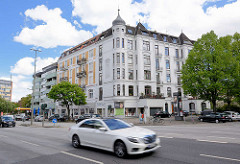 Blick über die Lübeckerstrasse - Gründerzeitwohnblock in Hamburg Hohenfelde, schnell fahrende Autos..