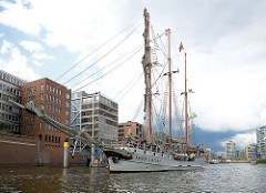 Die LOTH LORIEN fährt in den Hamburger Traditionsschiffhafen / Sandtorhafen ein. Der Dreimast-Gaffelschoner hat eine Länge von 48m und wurde ursprünglich 1907 gebaut.