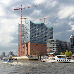 Baustelle der Elbphilharmonie - Fahrgastschiffe auf der Elbe.
