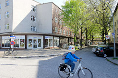 Wohnblock mit vorgesetzten flachen Ladengeschäften, Geschäftsräumen; Stellinger Steindamm / Dörpkamp.