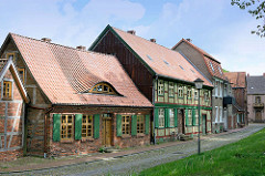 Historische Wohnhäuser an der Strasse Am Wall in Dömitz; Fachwerkhäuser - Strasse mit Kopfsteinpflaster.