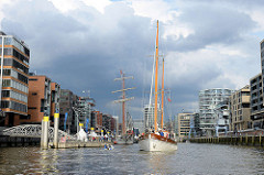 Traditionsschiffhafen in der Hamburger Hafencity - der Großsegler TOLKIEN liegt am Ponton, das Traditionssegelschiff FREDDY, Baujahr 1946,  fährt rückwärts zu seinem Liegeplatz.