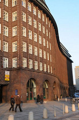 Das Abendlicht lässt das expressionistische Backsteingebäude des Kontorhauses leuchten. Das Chilehaus als Teil des Hamburger Kontorhausviertels wurde von 1922 - 1924 errichtet - den Entwurf lieferte der Architekt war Fritz Höger.
