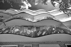 Baustil der 1950er Jahre - geschwungene Balkons, wellenförmiger Architekturstile - Wohnhäuser in Hamburg Hohenfelde.
