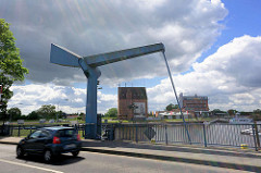 Klappbrücke zur Schleuse des Müritz Elde Kanals in Dömitz - im Hintergrund Speicher und Hotel am Dömitzer Hafen.