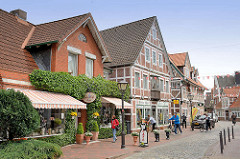Altstadt von Jork, Altes Land - Geschäfte / Fachwerkhäuser, Touristen.