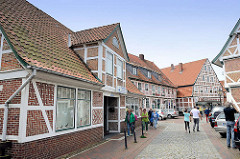 Altstadt von Jork, Altes Land - Geschäfte / Fachwerkhäuser, Touristen.