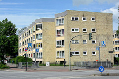 Wohnblock an einer Hauptverkehrsstrasse Hamburgs, Kreuzung Mühlendamm / Lübecker Strasse im Stadtteil Hohenfelde - nach Süden schräg ausgerichtete Hausfassade - Baustil der 1950 er Jahre.