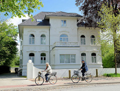 Weisse Villa - FahrradfahrerIn, Wördemannsweg - Hamburg Stellingen.