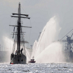 Einlaufparade - Hamburger Hafengeburtstag; Dreimastsegler MARE FRISIUM - ehem. Fischlogger / Feuerwehrboot mit Wasserfontänen.