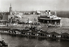 Der Passagierdampfer MONT ROSA liegt an den Dalben im Elbstrom; das Passagierschiff lief 1930 vom Stapel und wurde auf der Hamburger Werft Blohm & Voß gebaut. Das ca. 160m lange und 20m breite Schiff kann 2 400 Passagier an Bord nehmen und hat