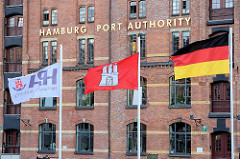 Flaggen von Hamburg, Deutschland, HPA am Zollkanal / Neuer Wandrahm - Schriftzug goldene Buchstaben HAMBURG PORT AUTHORITY.