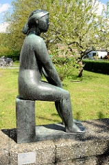 Skulptur Junges Mädchen, Eingang Albrecht Thaer Gymnasium in Hamburg Stellingen; Bildhauer Gustav Seitz, 1949.