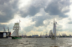 Dunkle Wolken über der Elbe - Traditionssegelschiffe bei der Einlaufparade zum Hamburger Hafengeburtstag.