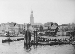 Blick über den Niederhafen zum Baumwall - Anleger am Kehrwieder; eine Barkasse zieht eine Schute - die Boote kommen vom Binnenhafen / Zollkanal - die Niederbaumbrücke ist re. zu erkennen - im Hintergrund der Turm der St. Michealiskirche.