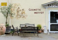 Wandmalerei - Schriftzug Cosmetic Institut, Sitzbänke - Bilder aus Hamburg Eissendorf.
