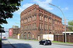 Historische Industriearchitektur Hamburg Harburgs - New-York Hamburger Gummi-Waaren Compagnie Aktiengesellschaft. Nartenstrasse Ecke Neuländerstrasse. Backsteingebäude - leerstehende Fabrik.