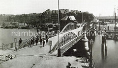 Niederbaumbrücke vom Baumwall zum Kehrwieder; rechts im Hintergrund einer der Kaischuppen am Sandtorhafen.