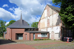 Katholische Kirche Dömitz, Maria Rosenkranzkönigin - unverputzte Hausfassade des Nebengebäudes.
