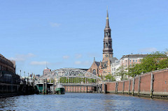 Blick durch den Zollkanal zur Brooksbrücke - lks. das Deutsche Zollmuseum, re. hinter der Kaimauer die Strassen Dovenfleet und Zippelhaus; Kirchturm der St. Katharinenkirche.