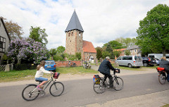 Kirche, Kapelle in Luckau / Wendland; gotischer Felssteinbau, rechteckiger Glockenturm - FahrradfahrerInnen.