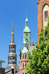 Kupferturm vom Rathaus der Speicherstadt - Sitz der HHLA / Hamburger Hafen und Logistik AG; lks. der Kirchturm der Hamburger St. Katharinenkirche