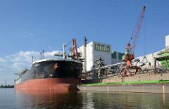 Massengutschiff ARIS T im Hamburger Hafen / Reiherstieg. Der Frachter hat eine Länge von 229,50m und hat eine Bruttoraumzahl BRZ von 49973.