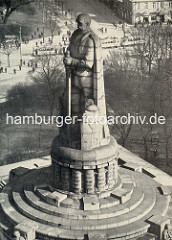 Historische Luftaufnahme vom Hamburger Bismarkdenkmal, ca. 1930; im Hintergrund Strassenbahnen auf dem Zeughausmarkt.