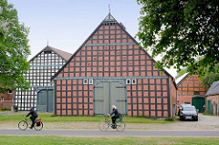 Historische Fachwerkarchitektur in Luckau / Wendland - FahrradfahrerIn.