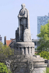 Hamburger Bismarck-Denkmal - Statue aus Granit auf der Elbhöhe im Alten Elbpark - fertiggestellt 1906; Architekten Johann Emil Schaudt und vom Berliner Bildhauer Hugo Lederer.