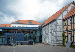 Modernes Sparkassengebäude mit Metallfassade - historische Fachwerkhäuser in Lüchow.