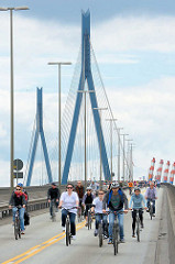 Fahrradsternfahrt in Hamburg - FahradfahrerInnen auf der Köhlbrandbrücke.