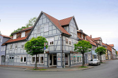Historisches Eckhaus - hellblaue Fassade, dkl. blau abgesetztes Fachwerk; Junkerstrasse / Burgstrasse in Lüchow.
