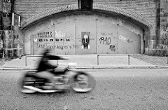 Geschlossene Kasematten unter der Bahnbrücke an den Hamburger Deichtorhallen / Altstädter Strasse - Grafitti und schnell fahrendes Motorrad.