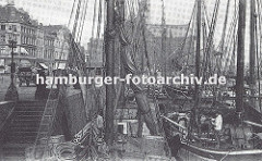 Fischkutter liegen dicht aneinander am Kai im Hafen von Altona - die Schiffsmasten sind mit Tampen belegt, die Segel gerefft. Die Fischer bereiten ihre Boote für das Auslaufen vor. Links Wohngebäude an der Grossen Elbstrasse. (ca. 1925)