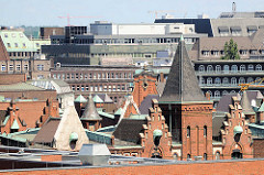 Dächer und Giebel der neogotischen Architektur der Hamburger Speicherstadt, in der Bildmitte das Chilehaus und der Giebel der Polizeiwache am Klingberg, erbaut 1908 in einem barockisierendem Stil, Architekt Albert Erbe.