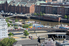 Binnenhafen in Hamburg - eine Hochbahn fährt Richtung Baumwall - Speichergebäude und Bürohäuser im Hamburger Stadtteil  Hafencity.