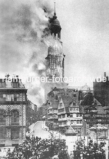 Brennender Michel, 1906; Blick über den Schaarmarkt - Schaulustige stehen auf Dächern und dem Marktplatz - Flammen und Rauch steigt aus dem Turm der St. Michaeliskirche.