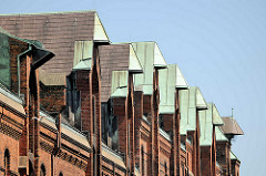 Kupferdächer, Winden unter dem Dach der Speichergebäude in der Hamburger Speicherstadt - Dachwinden.