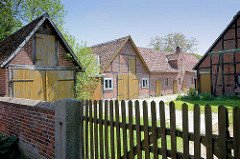 Hofgebäude - Fachwerkscheunen mit Holztoren, Breese i. d. Marsch / Wendland.